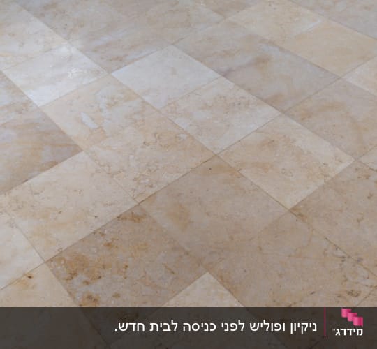 רצפה מלוכלכת עם כתמים, זקוקה לניקוי